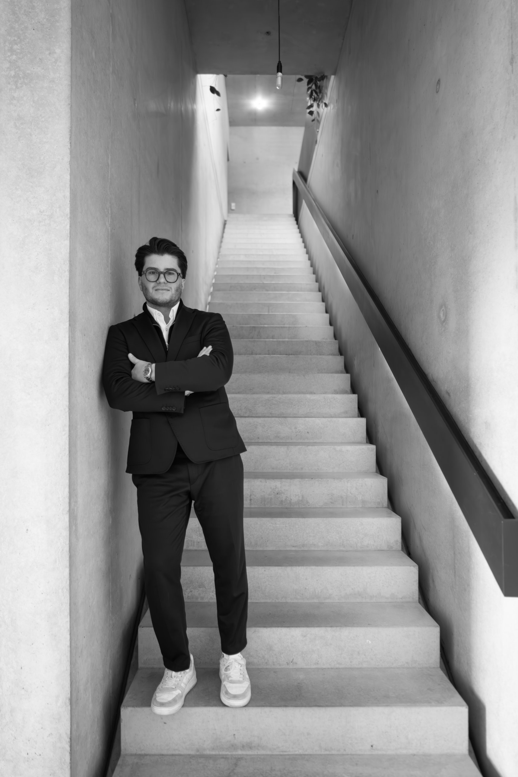 Porträt Fabio Herrmann auf einer Betontreppe